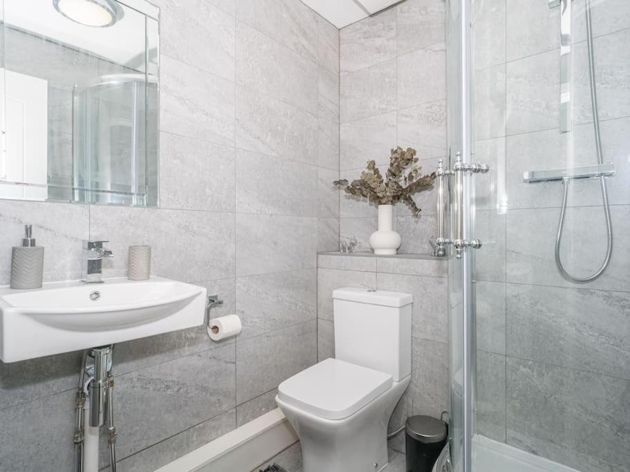 Luxury 2Bed 2Bath Flat In City Centre- Free Parking! Leilighet Edinburgh Eksteriør bilde