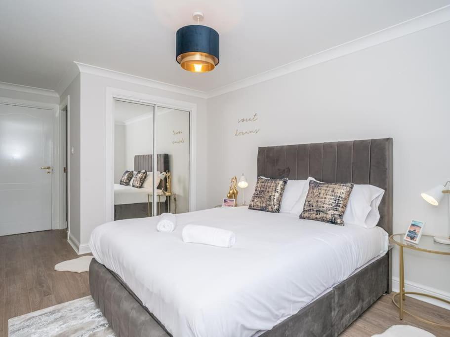 Luxury 2Bed 2Bath Flat In City Centre- Free Parking! Leilighet Edinburgh Eksteriør bilde